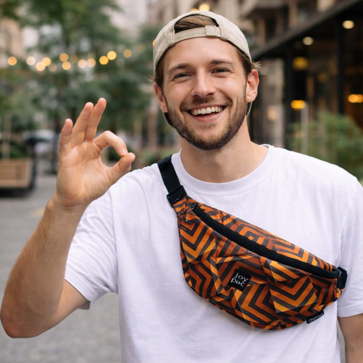 Nerka saszetka na pas i ramię unisex JOYPAC CROSSME w czarno-złotym geometrycznym wzorze