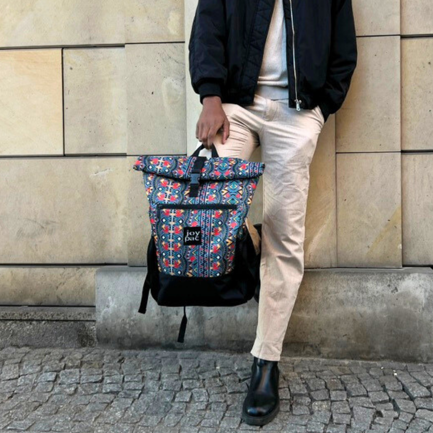 Zielony plecak JOYPAC ROLL-BAG roll-top z kieszenią na laptopa 15,6 cala z etnicznym wzorem