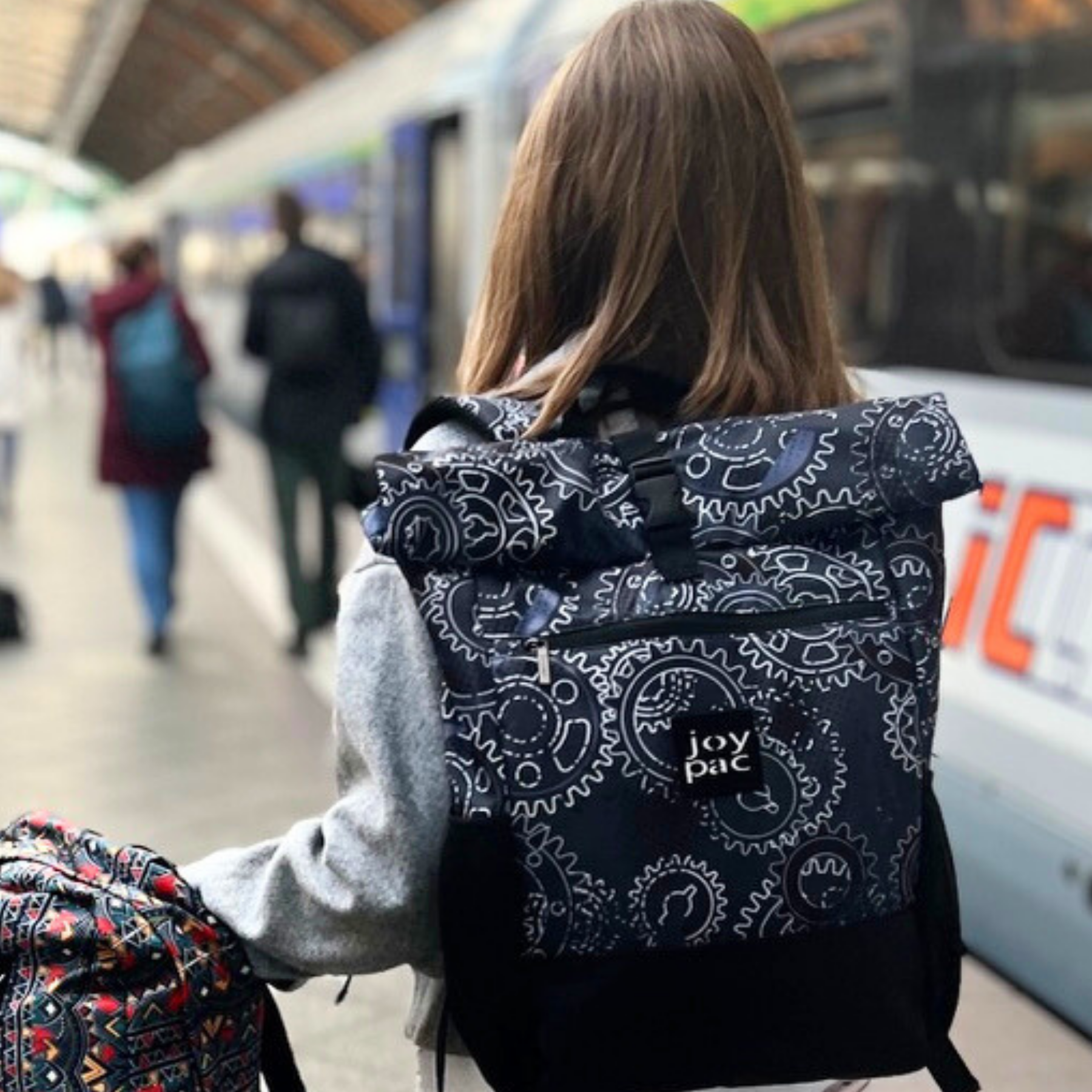 Ciemno szary plecak JOYPAC ROLL-BAG roll-top z kieszenią na laptopa 15,6 cala z geometrycznym wzorem