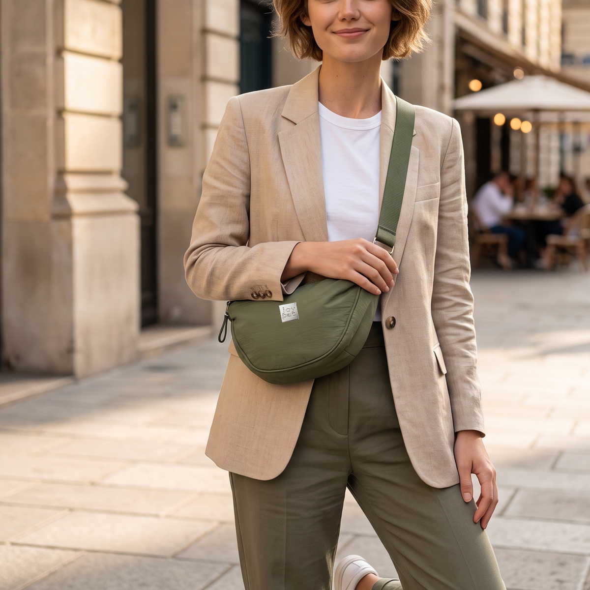 Torebka damska JOYPAC ELIPSE w kolorze oliwkowym noszona crossbody