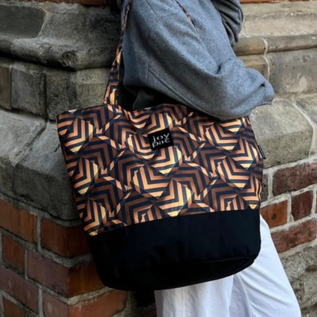 Torebka damska duża shopperka JOYPAC Shoper tote bag w czarno złotym geometrycznym wzorze
