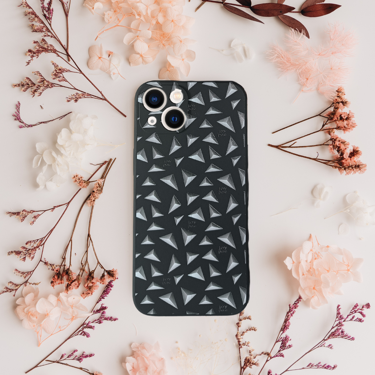 Czarne etui JOYPAC do iPhone 14 z geometrycznym wzorem