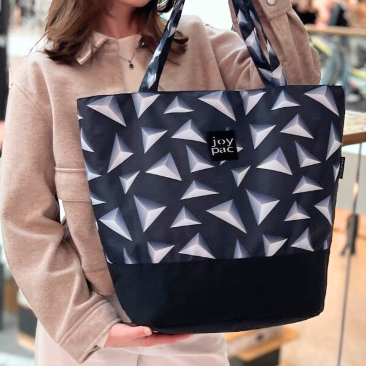 Torebka damska duża shopperka JOYPAC Shoper tote bag w czarnym geometrycznym wzorze