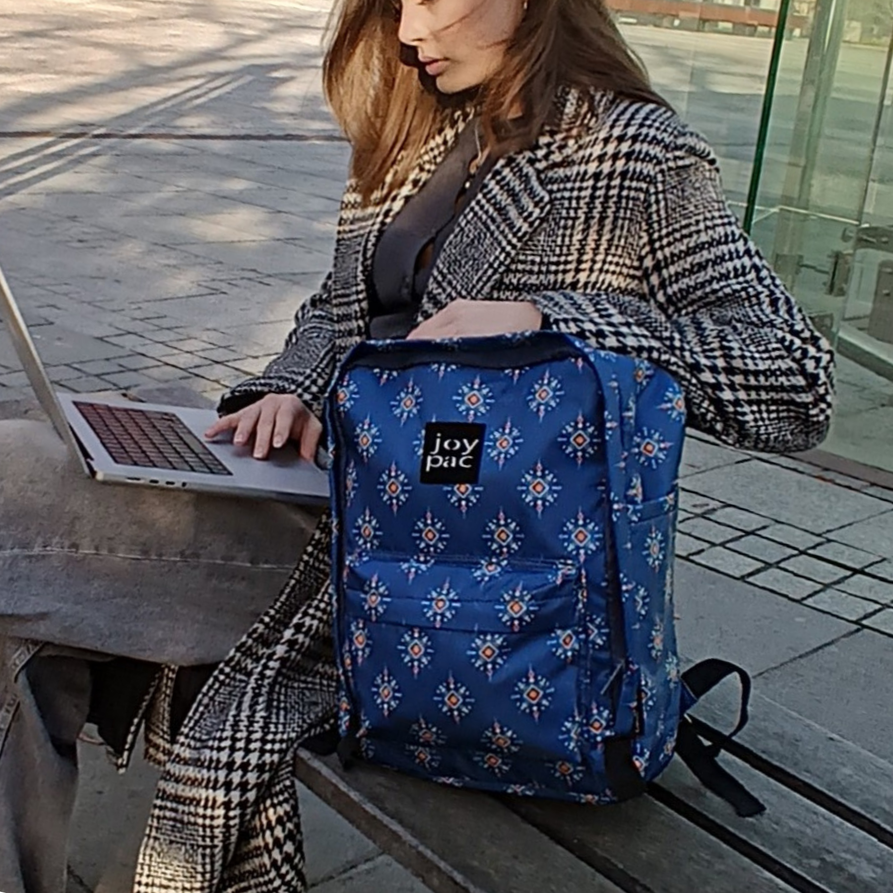Niebieski plecak do samolotu miejski na laptopa 15,6" JOYPAC URBANIC w etnicznym wzorze