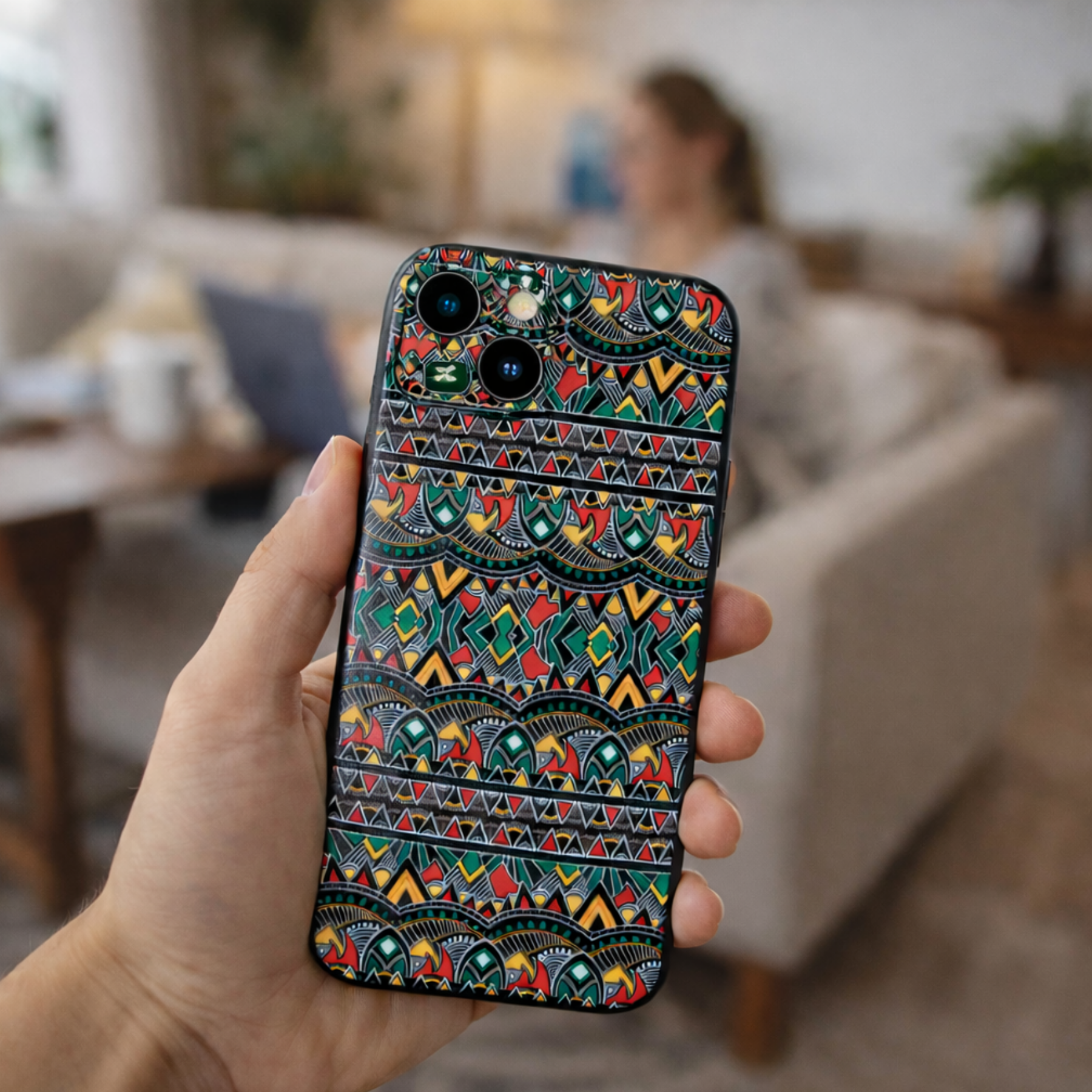 Zielone etui JOYPAC do iPhone 13 w etniczny wzór