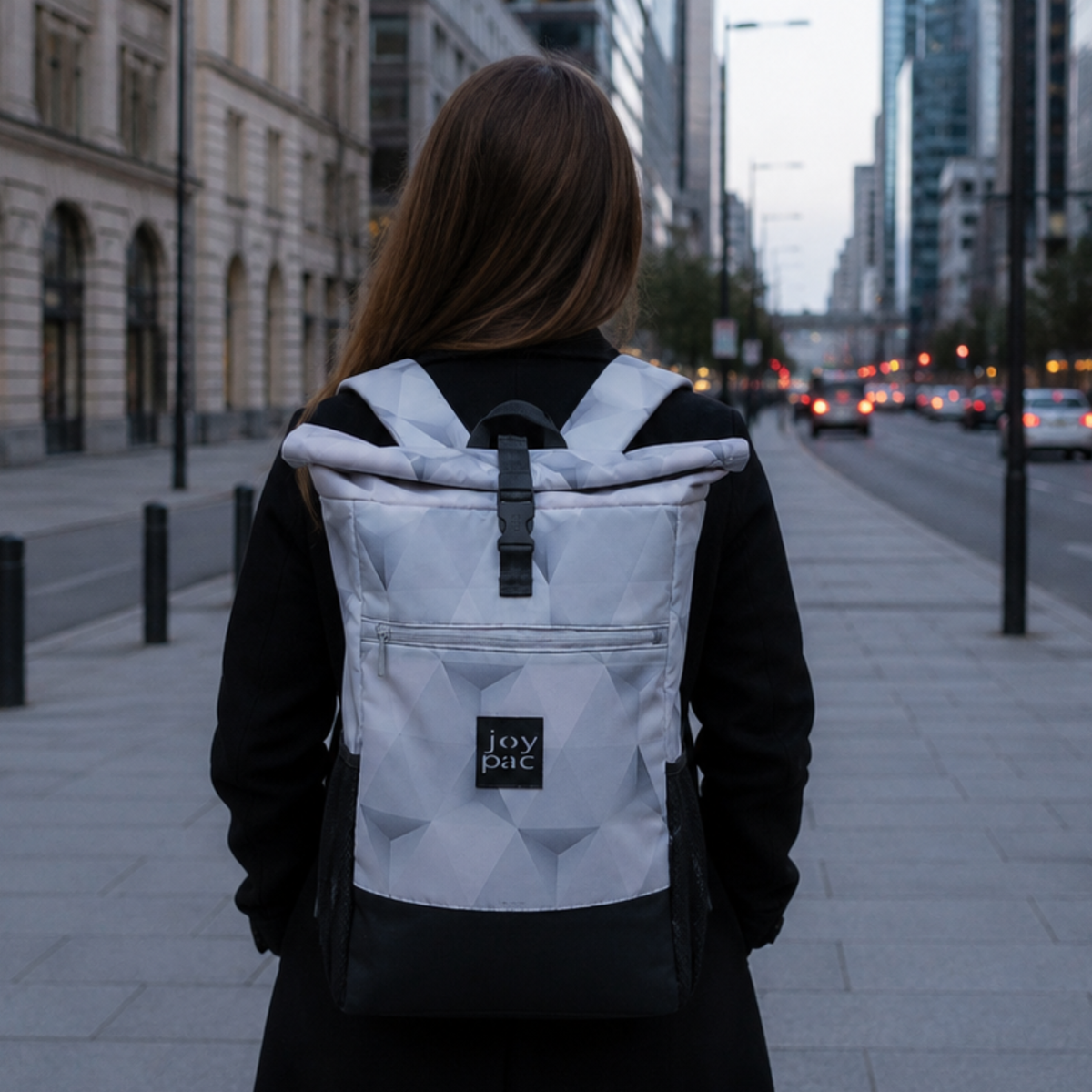 Biały plecak JOYPAC ROLL-BAG roll-top z kieszenią na laptopa 15,6 cala z geometrycznym wzorem