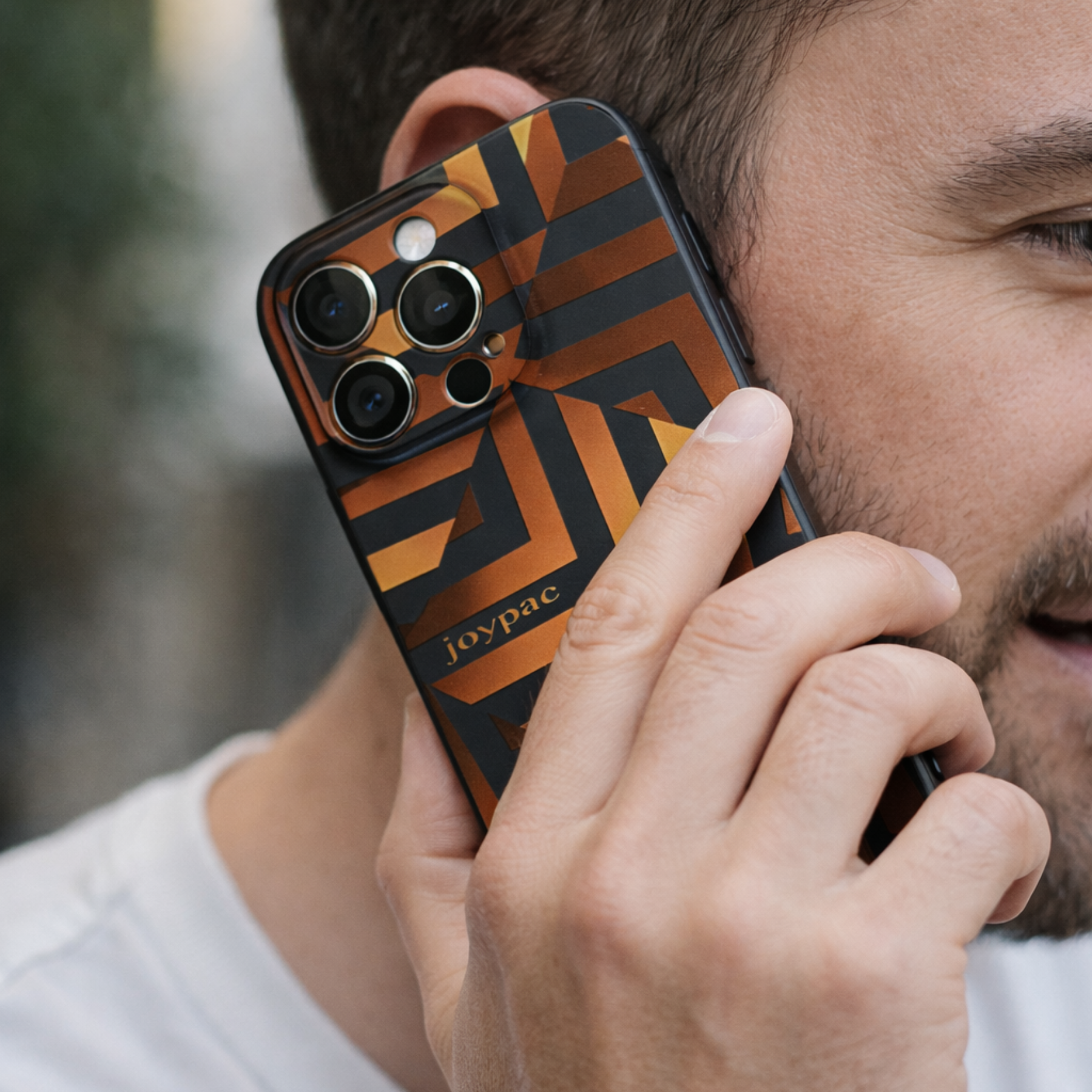 Czarne etui JOYPAC do iPhone 15 Pro ze złotym geometrycznym wzorem