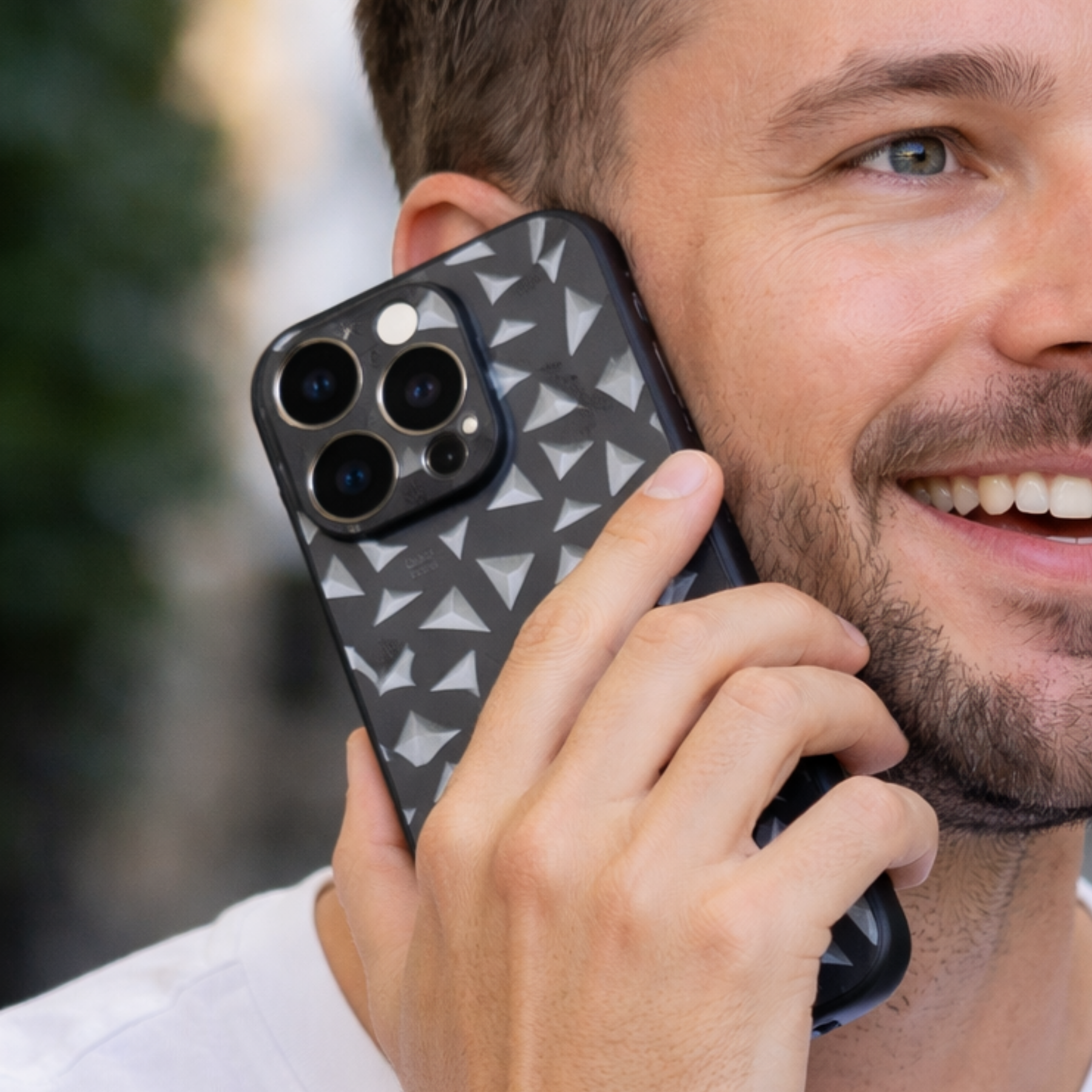 Czarne etui JOYPAC do iPhone 15 Pro z czarno-białym geometrycznym wzorem