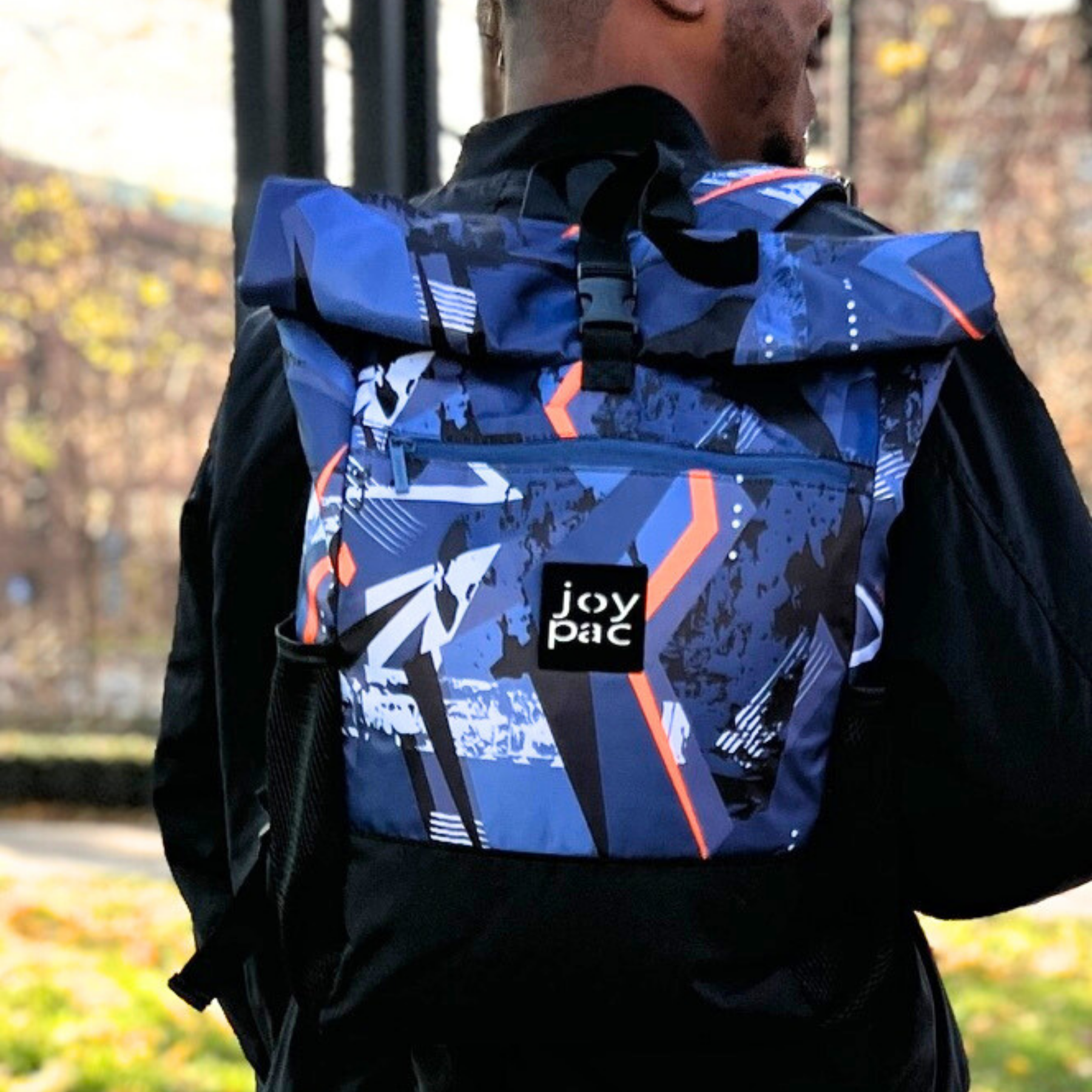 Granatowy plecak JOYPAC ROLL-BAG roll-top z kieszenią na laptopa 15,6 cala w młodzieżowym geometrycznym wzorem