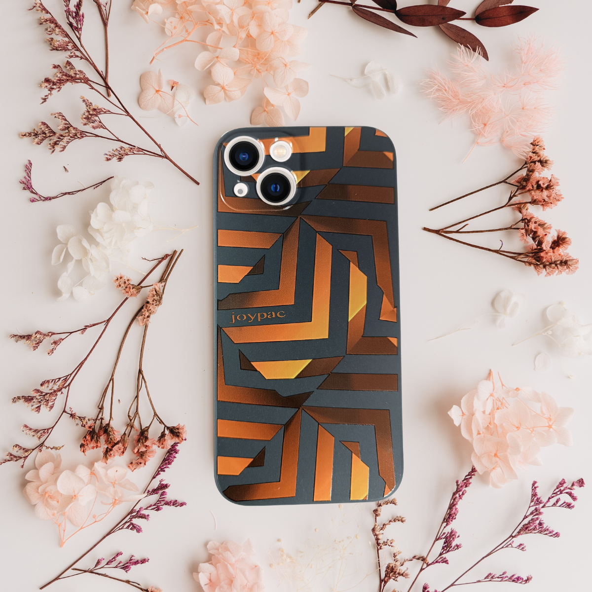 Czarno złote etui JOYPAC do iPhone 14 z geometrycznym wzorem