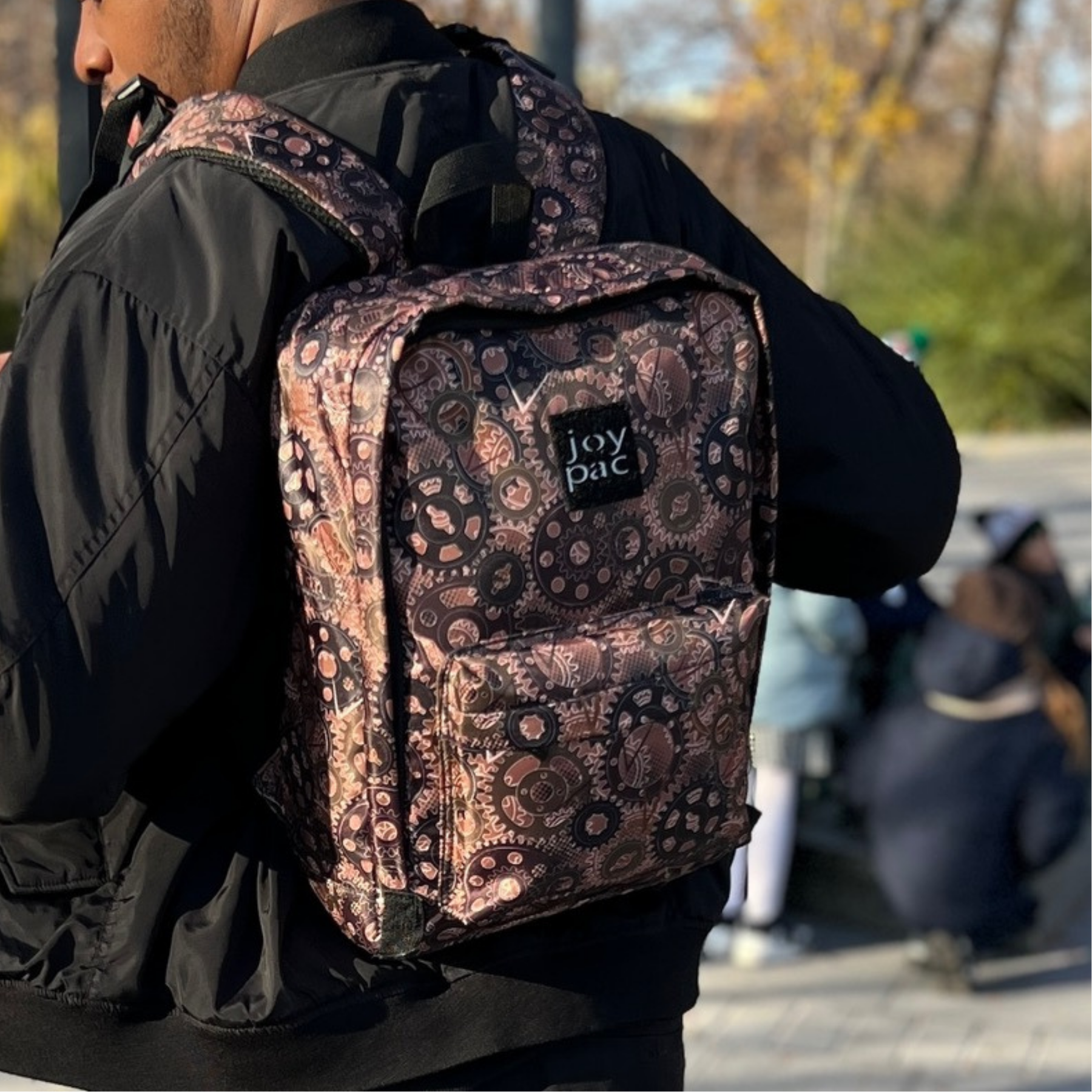 Brązowy plecak do samolotu miejski na laptopa 15,6" JOYPAC URBANIC w geometrycznym wzorze