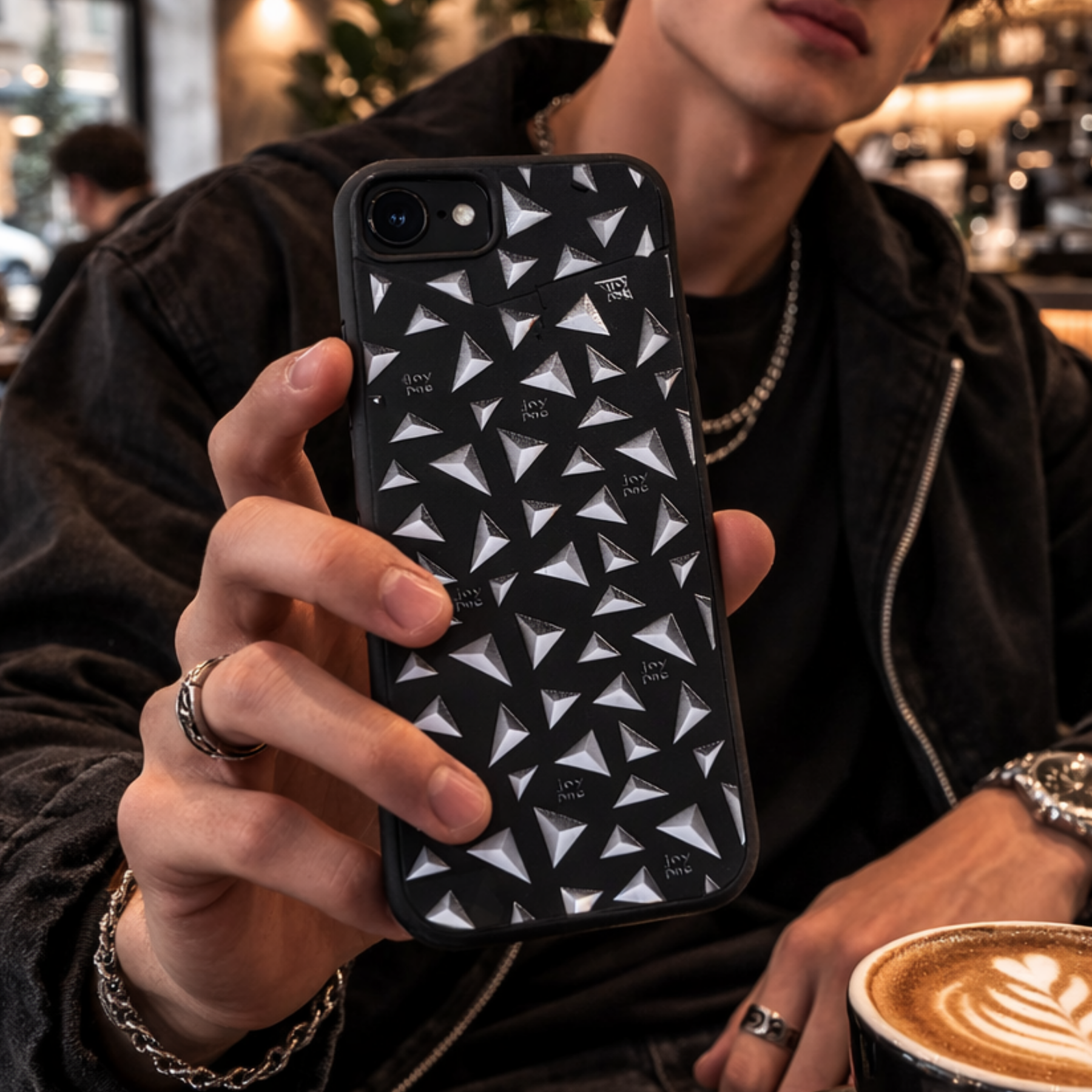 Czarne etui JOYPAC do iPhone SE/8/7 z geometrycznym wzorem