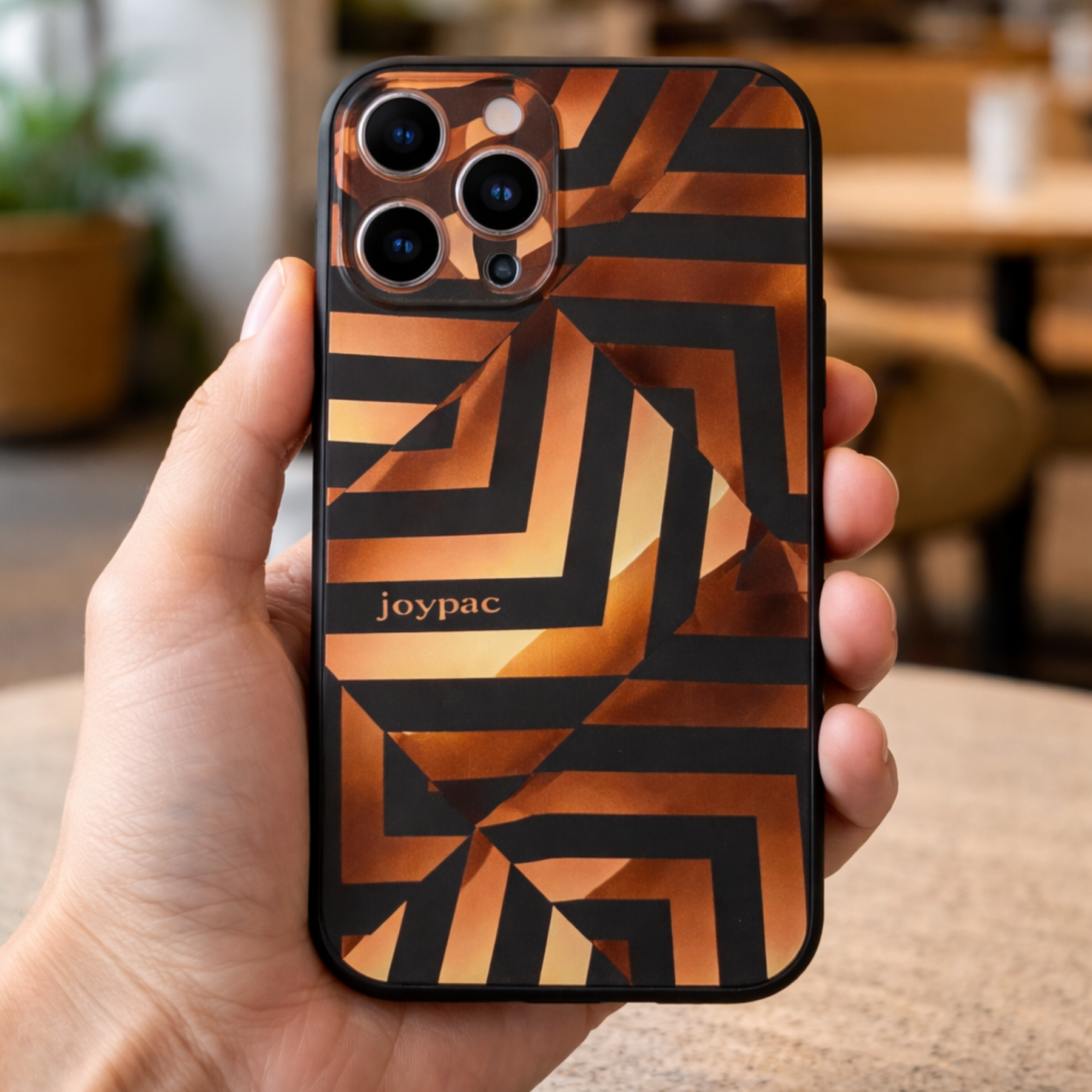 Złoto czarne etui JOYPAC do iPhone 13 Pro Max ze złotym geometrycznym wzorem