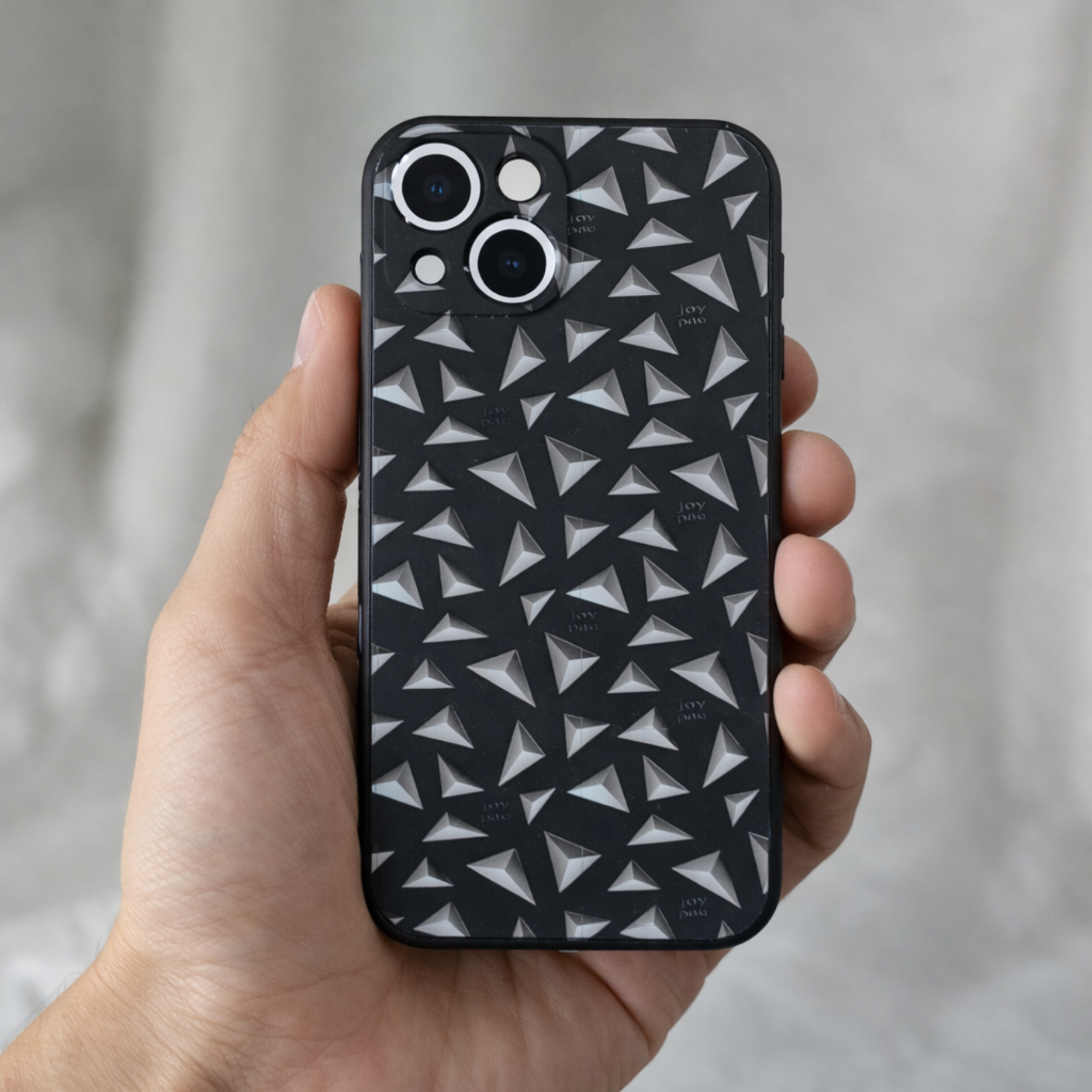 Czarne etui JOYPAC do iPhone 13 z geometrycznym wzorem
