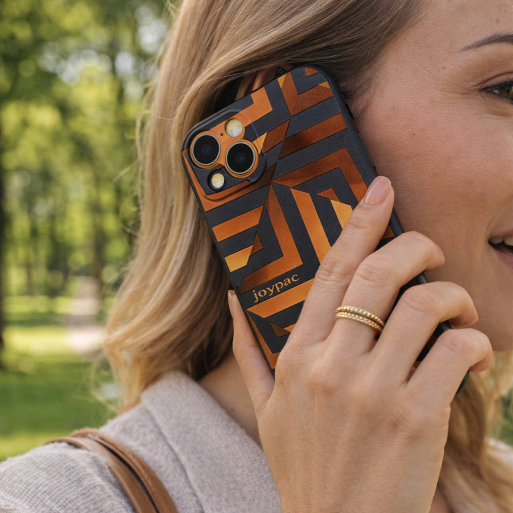 Złoto czarne etui JOYPAC do iPhone 13 ze złotym geometrycznym wzorem