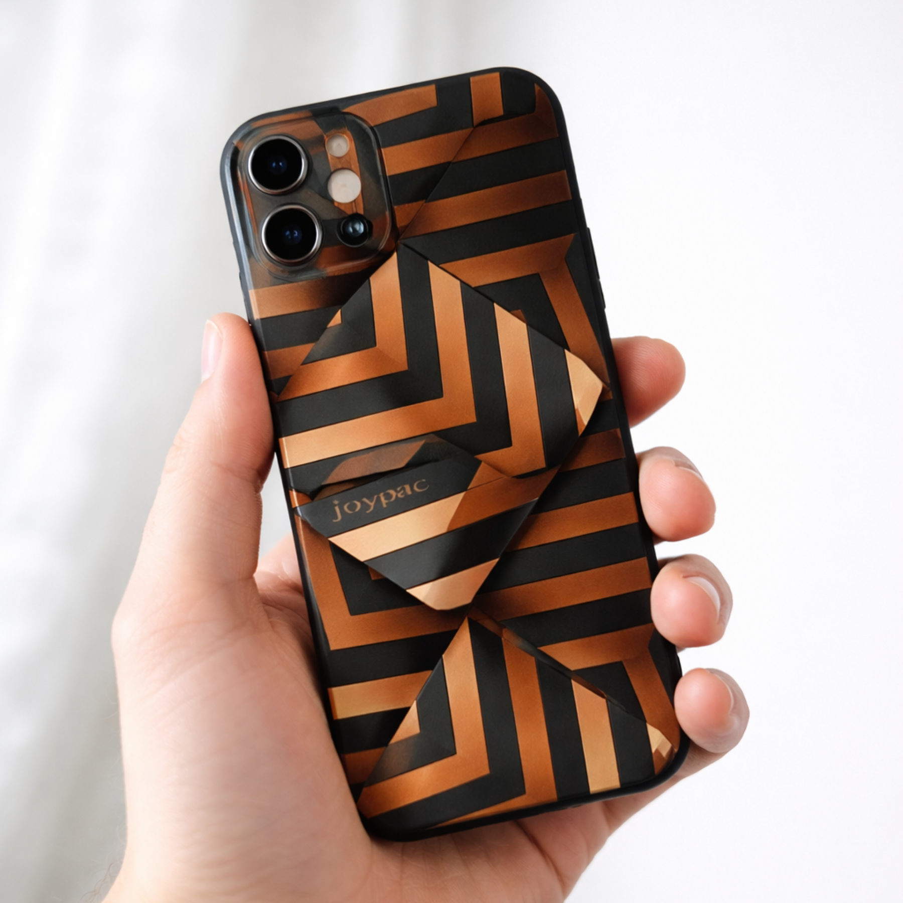 Czarne etui JOYPAC do iPhone 12 ze złotym geometrycznym wzorem
