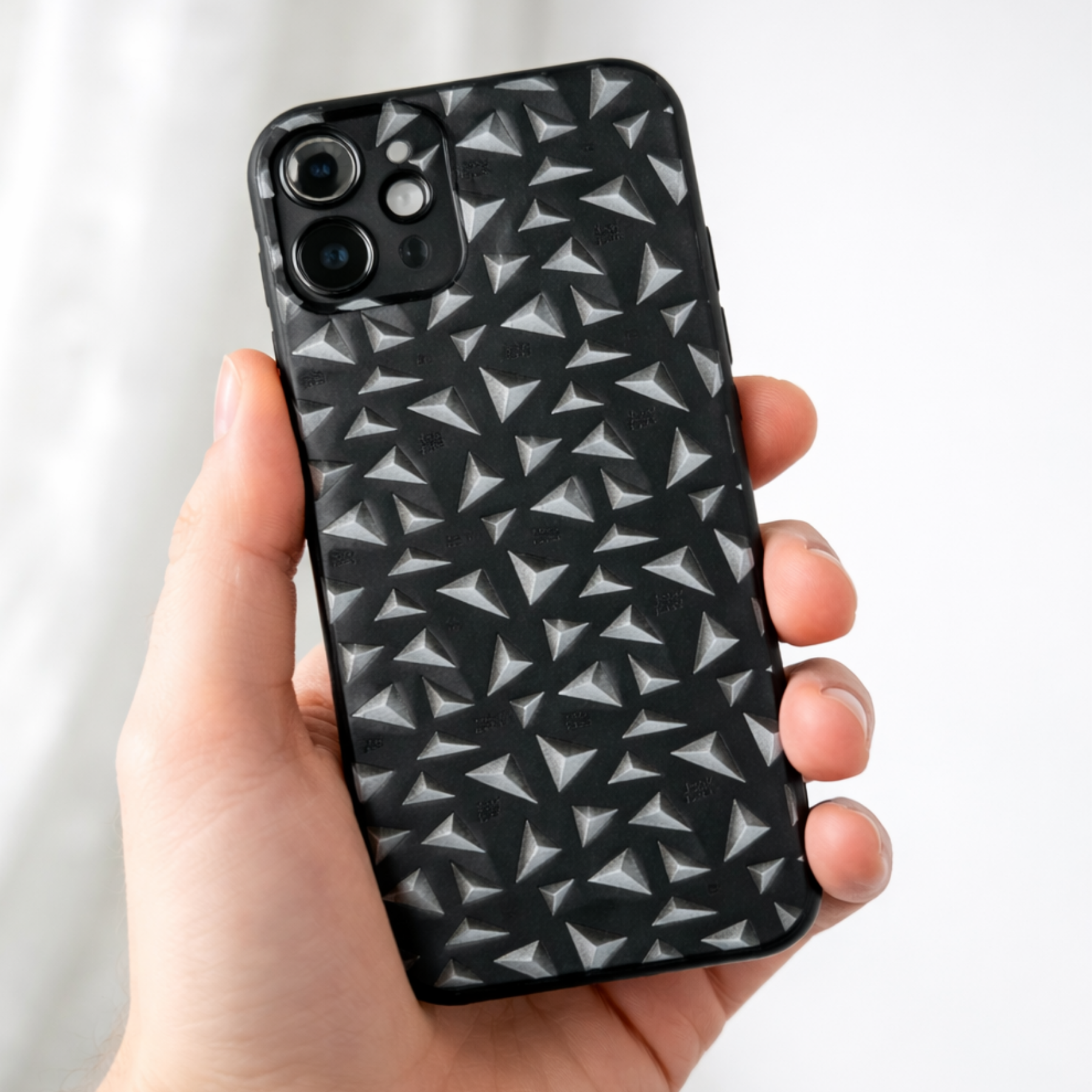 Czarne etui JOYPAC do iPhone 12 z geometrycznym wzorem