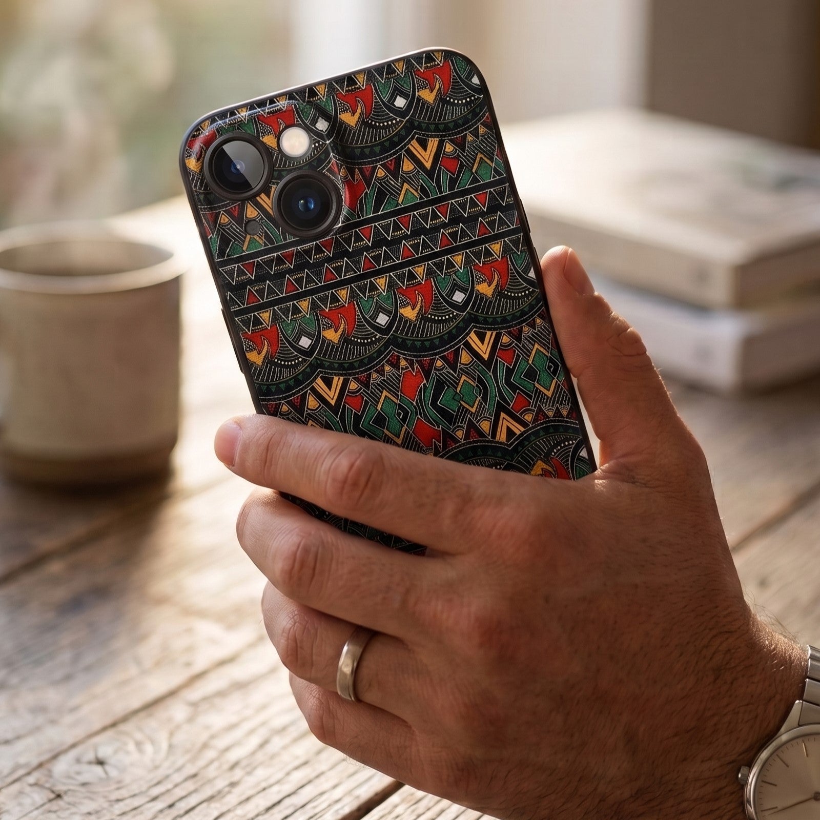 Zielone etui JOYPAC do iPhone 14 z geometrycznym wzorem